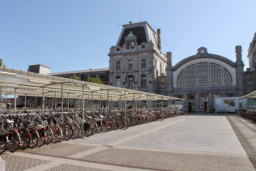 plein voor het station een tijdelijke