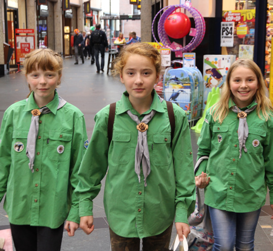 Voordat uw kind geïnstalleerd wordt, kan de blouse en het T-shirt van onze groep al aangeschaft worden. Tijdens de installatie krijgt uw kind de groepsdas en tekens voor op de blouse uitgereikt.