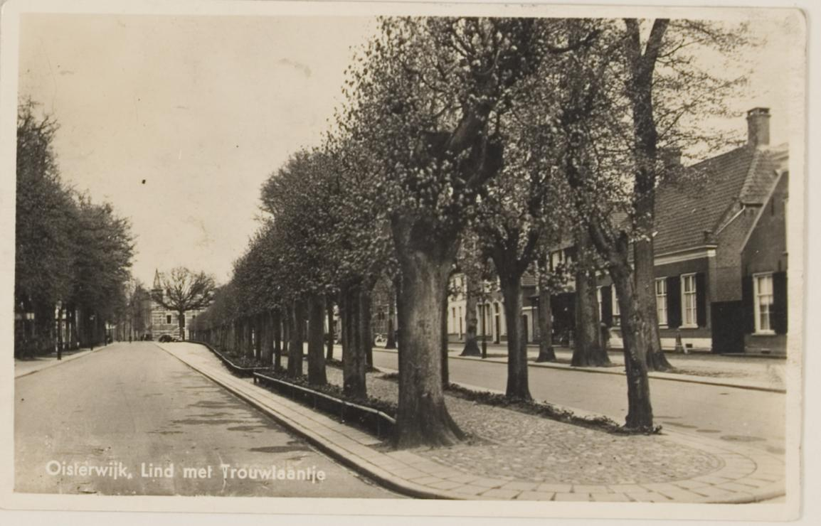 Het achtererf, waarvan de bebouwing weer verdween, is met de grond aan de straat verknocht gebleven tot 1968 toen de Gemeente