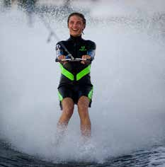 het water. Je kunt vissen, zwemmen, zonnen op het strand of watersporten. Het paradijs voor de watersporter!