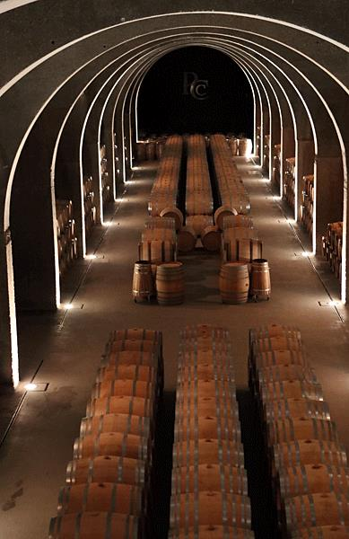 Voor elke wijngaard is een eigen gistcultuur beschikbaar. De enorme barrique kelder bevindt zich 10 meter onder de grond. De wijnen rijpen er 1 tot 3 jaar in 4.