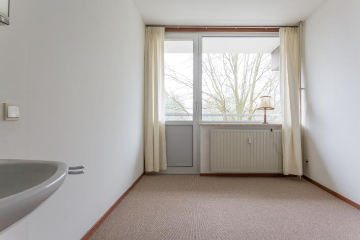 - slaapkamer (circa 4.75 x 2.70m) met vaste wastafel en deur naar balkon; - slaapkamer (circa 4.75 x 2.80m.) met deur naar balkon; - 2 e badkamer (circa 2.60 x 1.