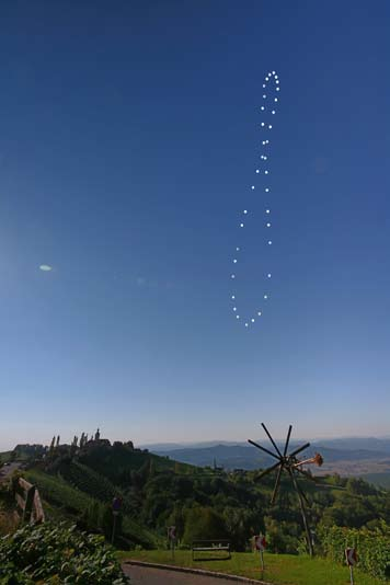 De zonnewijzer van Leedskalnin en het zonne-analemma durende een jaar, wordt beschreven door een hemellichaam, gemeten op een vast tijdstip van de dag, vanaf eenzelfde plek op Aarde.