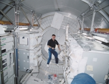 2 6 Space Connection # 36 September 2001 De Rus Joeri Gidzenko aan boord van de Italiaanse MPLM-module Leonardo (NASA). Het B.