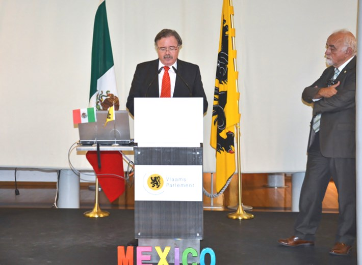 BILATERALE BETREKKINGEN MEXICO AANWEZIG IN HET VLAAMS PARLEMENT In het kader van het Memorandum van Overeenstemming over de samenwerking tussen Mexico en de Vlaamse overheid werd de tentoonstelling