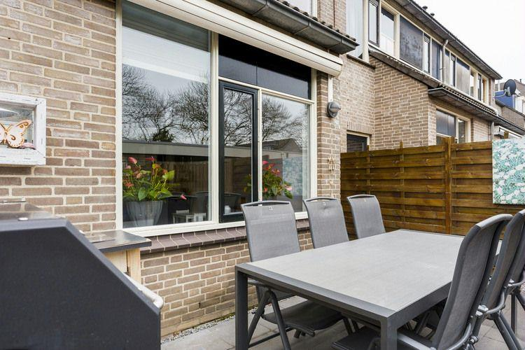 Bovendien is er veel bergruimte. De tuin achter het huis ligt op het zuiden, je hebt er dus altijd zon.