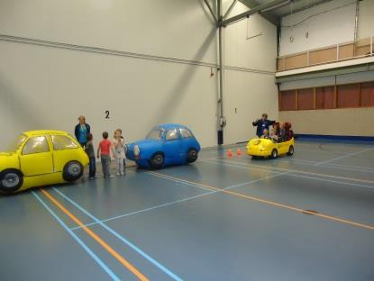 Een paar leerlingen van groep 7 hebben het volgende verslagje gemaakt: We moesten een parcours afleggen met de fiets, het was best wel moeilijk omdat op veel dingen moest letten.