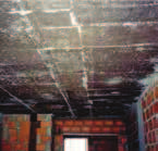 In bedrijfsruimten onder bewoonde verdiepingen wordt aanbevolen om een verlaagd plafond aan te brengen waarop een akoestische isolatie