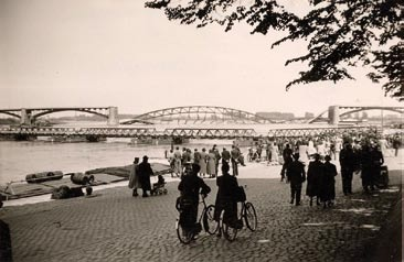 Oorlog 10 mei 1940, 4.30 uur in de ochtend. Een donderend geraas schrikt Nijmegen op. De Nederlandse genie blaast de Waalbrug op om de opmars van de Duitse bezetters tegen te houden.