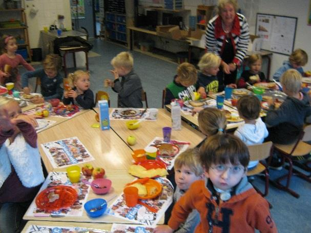 Nationaal schoolontbijt Op 4 november gaan we zonder eten naar school. Gelukkig staat op school een heerlijk ontbijt voor ons klaar.