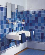 Vrolijke compositie blauwe tegels Javea van geëmailleerd tegels (20 x 20 cm). Ultraglanzend en met een licht onregelmatig oppervlak, bestemd voor wandplaatsing. 6 kleuren en verschillende formaten.