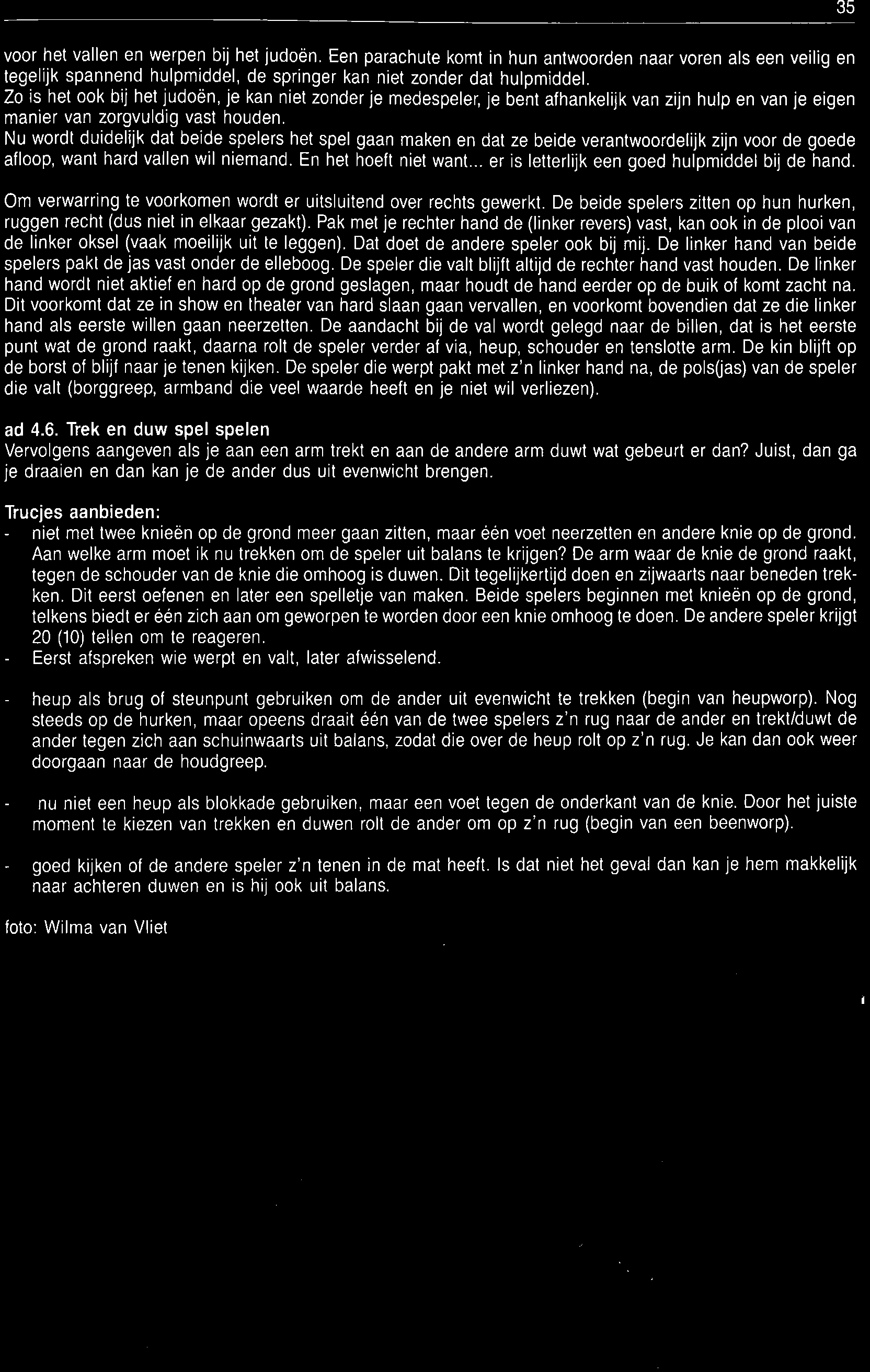 De beide spelers zitten op hun hurken, ruggen recht (dus niet in elkaar gezakt). Pak met je rechter hand de (linker revers) vast, kan ook in de plooi van de linker oksel (vaak moeilijk uit te leggen).