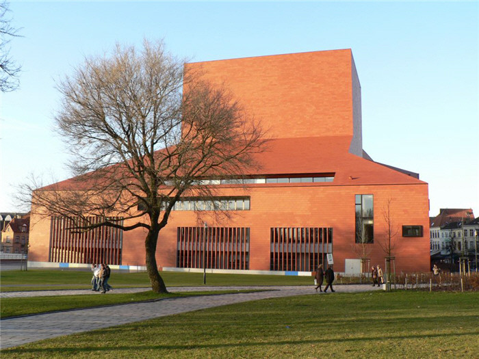 De Onthaalkerk O.L.V. heeft een 118 meter hoge bakstenen toren en is daardoor niet te missen. Letterlijk het hoogtepunt van vakmanschap van de Brugse bouwvakkers.