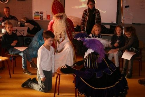 Strooipieten Wat een verrassing op woensdag 30 november waren er ineens twee strooipieten op school.