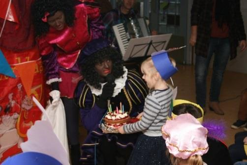 Sophia (Eenden) Frida (gr 3) en Laurèn (gr 5) hebben de bak-piet een handje geholpen en brachten hun taart mee op 5 december.