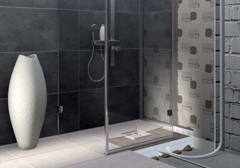 Een vaak voorkomende uitdaging is bijvoorbeeld de vervanging van een verouderde, verhoogde douchebak door een moderne, met de vloer gelijkgewerkte douche.