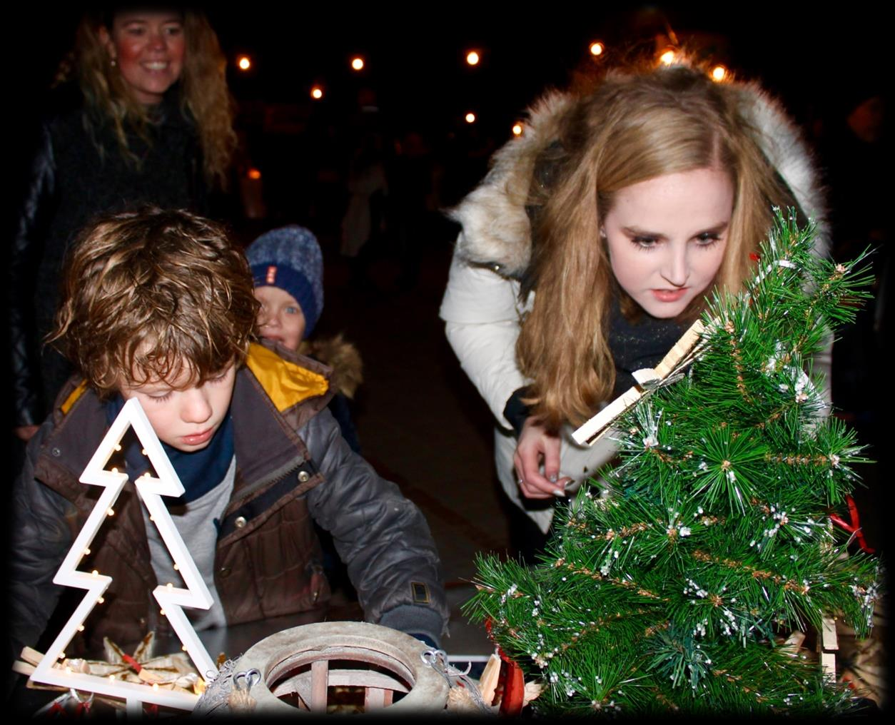 Groep 4 wenst iedereen een heel fijne kerst, jaarwisseling en vakantie!! Swingende kerstgroetjes gewenst van groep 4a! Eva, Fay, Bo, Anne en Evi: http://elfyourself.com?