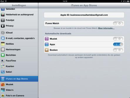 Wanneer u direct gebruik wilt maken van deze update moet de automatische downloadfunctie op aan staan. Ga naar Instellingen. Klik in het linkermenu op itunes en App Stores.