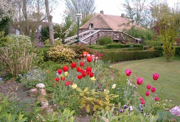 Lentekriebels in 150 woorden Lentegroeten Fris en vrolijk begroeten wi-j de Lente. Zie de knöppen die op springen staon en t lammegie dartelt nog altied in de wei. Hoevaeke al bezungen.