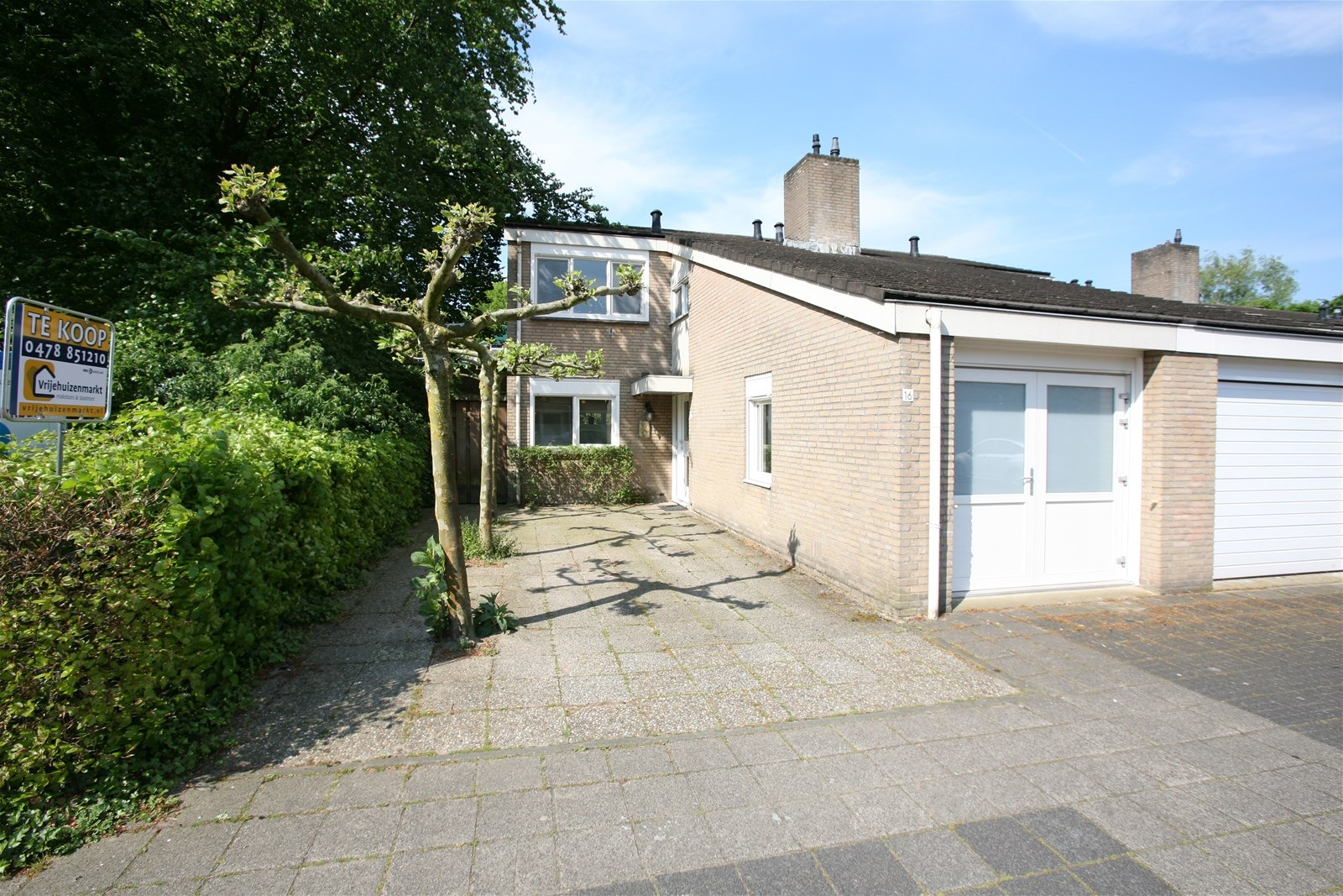 OBJECTOMSCHRIJVING: Aan de rand van Venray met de snelweg A73 op nog geen 5 autominuten ligt deze woning die u gezien moet hebben. De woning ligt in de buitenring van de wijk 'Het Brukske'.