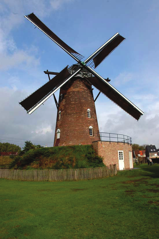 We slaan voorbij de molen rechts de Vijgenstraat in. We wandelen nu richting Durme en juist naast het elektriciteitsstation aan de linkerzijde gaan we via een smal pad tot op de Durmedijk.