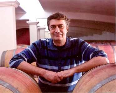 De gemiddelde leeftijd van de wijnstokken, zowel voor malbec, merlot als tannat, bedraagt 30 jaar. In 2008 nam hij het Château du Théron (12 ha) over.