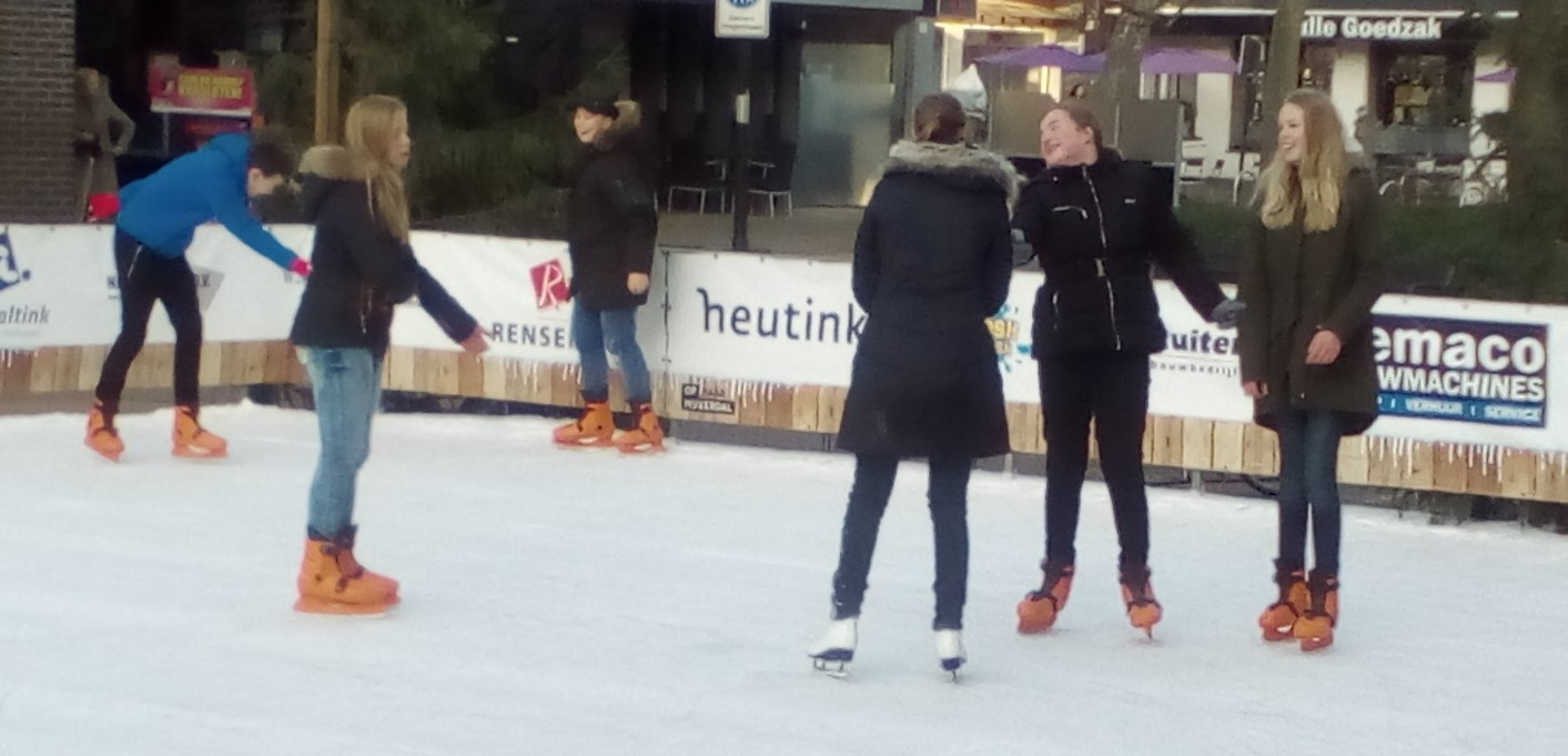 Afgelopen vrijdag zijn twee klassen naar de schaatsbaan in het centrum van Nijverdal gegaan om daar te genieten van het ijs en de gezellige kerstmuziek!
