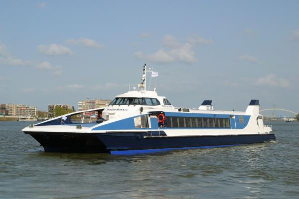 (blz. 4) Waterbus vervoert meer passagiers (4 februari 2017) (pont: ZH32 e.a.) Het gaat goed met de Waterbus rond Dordrecht en Rotterdam.