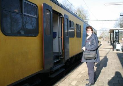 3.4 Reizen met de trein ** Je hoort en een conducteur. is op het station. Ze wil met de trein naar Rotterdam en weer terug. Bij de ingang van het station praat ze met de conducteur. Goedemorgen!