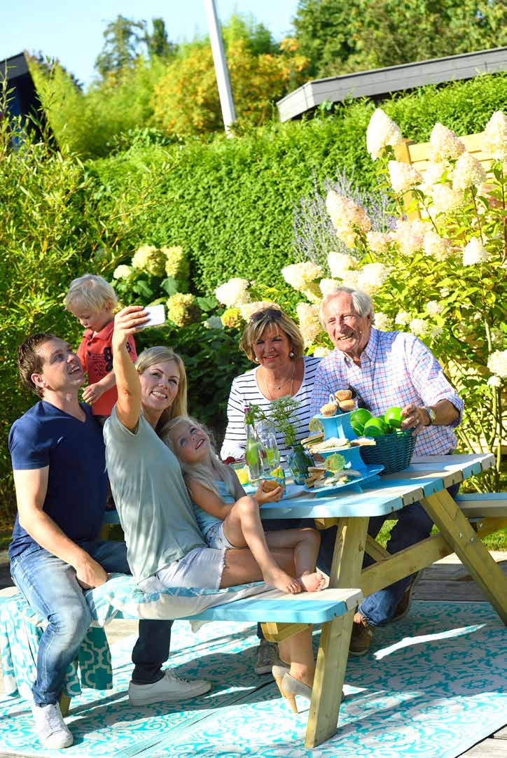 07 TUINMEUBILAIR GENIETEN EN RELAXEN IN EIGEN TUIN.