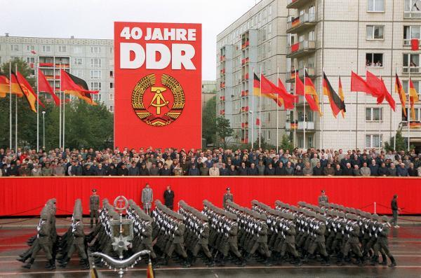 Problemen in de DDR DDR in economisch zwaar weer Emigratieprobleem: vele Oost-Duitsers wilden naar het Westen vertrekken Honecker: Glasnost en Perestrojka niet nodig DDR productiefste communistische