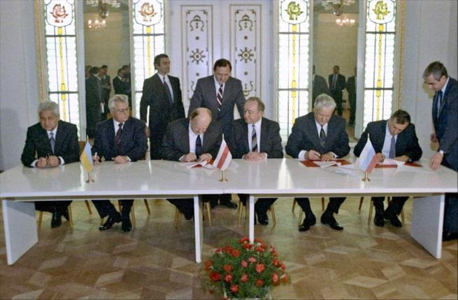 Oprichting GOS 8 december Jeltsin, Leonid Kravtsjoek (Oekraïne) en Stanislau Sjoeskevitsj richtten nieuwe organisatie op: Gemenebest van