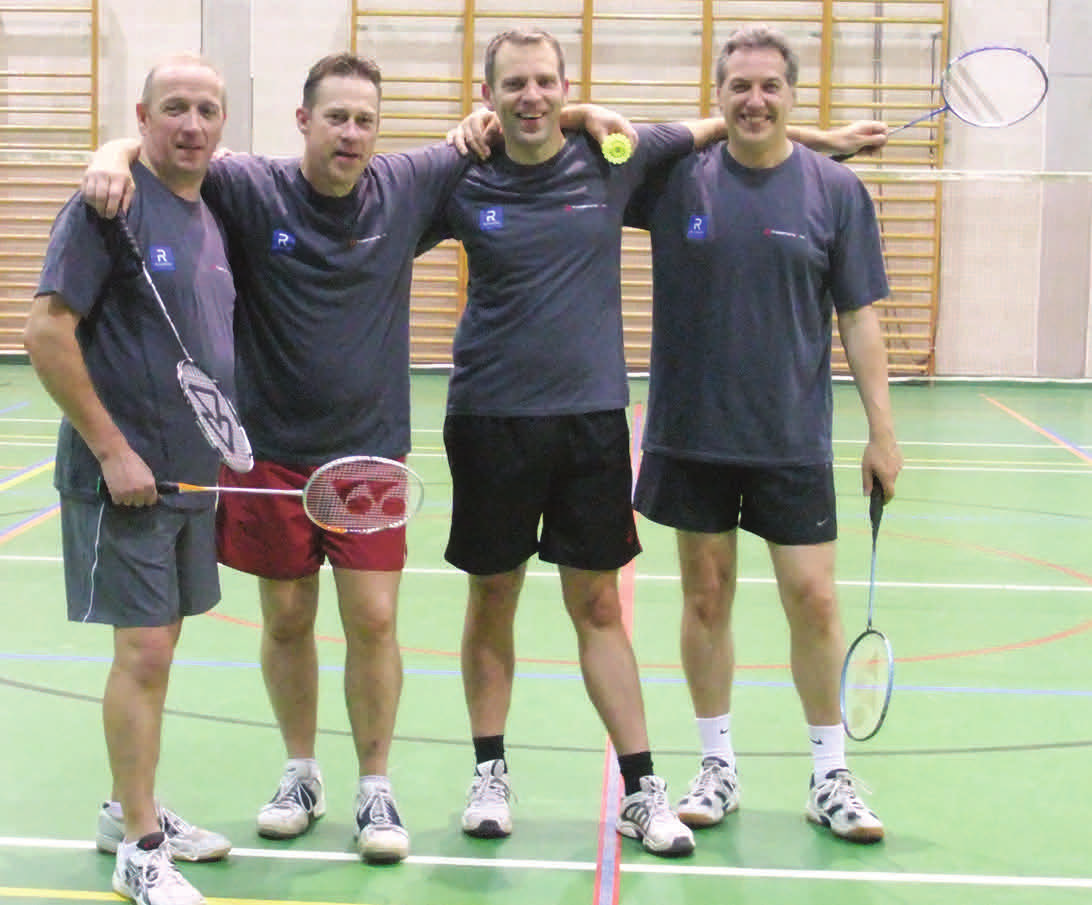 Het badminton team van de KWB Peizegem werd in een nieuw kleedje gestopt door de firma Thielemans. Onze paspoppen van dienst waren dan ook heel blij.