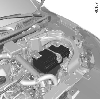 ACCU (1/2) 1 Afhankelijk van de auto, controleert een systeem continu de capaciteit van de accu. Als deze afneemt, verschijnt de boodschap Accu zwakstart de motor op het instrumentenpaneel.