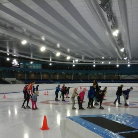 Daarnaast volgt een deel van de schoolgaande jeugd van basisschool de Lepelaar vanaf groep 3 wekelijks schaats lessen in het Thialf, dit in samenwerking met ijsclub Samen Een.