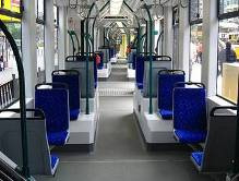 Bij een smalle tram met aan beide zijden deuren beperken draaicirkels en de vastzetmogelijkheden voor rolstoelen de manoeuvreerruimte sterk.