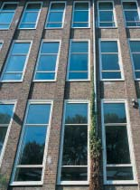 aanvraag) NA Opbouw De driekamerprofielen voor ramen worden samengesteld uit 2 buisvormige aluminium halfschalen, die verbonden worden door 2 isolatiestrippen.