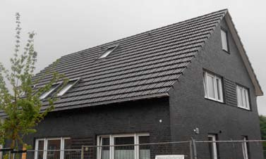 Twee daken van woningen waarbij op het ene zonnepanelen van het MS 5 PV-systeem zijn toegepast. Het onderscheid in aanzien is minimaal.