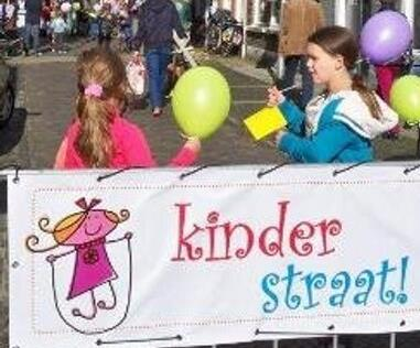 Afbeeldingen: Spandoek en verkeerbord PR Kinderstraat: Alle gemeenten hebben aan het begin van de projectperiode op de gemeentelijke website een pagina aangemaakt voor/over Kinderstraat, met