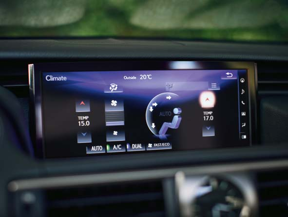 Terwijl het Lexus Premium navigatiesysteem u vlekkeloos naar uw volgende afspraak begeleidt, blijft u met systemen als Blind Spot Monitor, Rear Cross Traffic Alert en Road