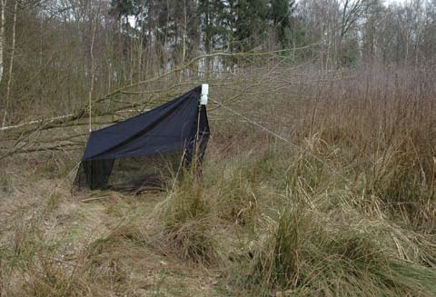 8 Brakona jaarboek 2010 Foto 2: Opgestelde malaiseval in het voorjaar van 2009 te. De val staat op de overgang van een verlaten wildakker naar loofbos.