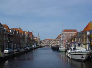 De elementen die van het westelijk naar het oostelijk deel van de oude stad doorlopen zijn de Laat en de Oudegracht. De dwarsstraten in de oude stad zijn in het algemeen zeer smal.