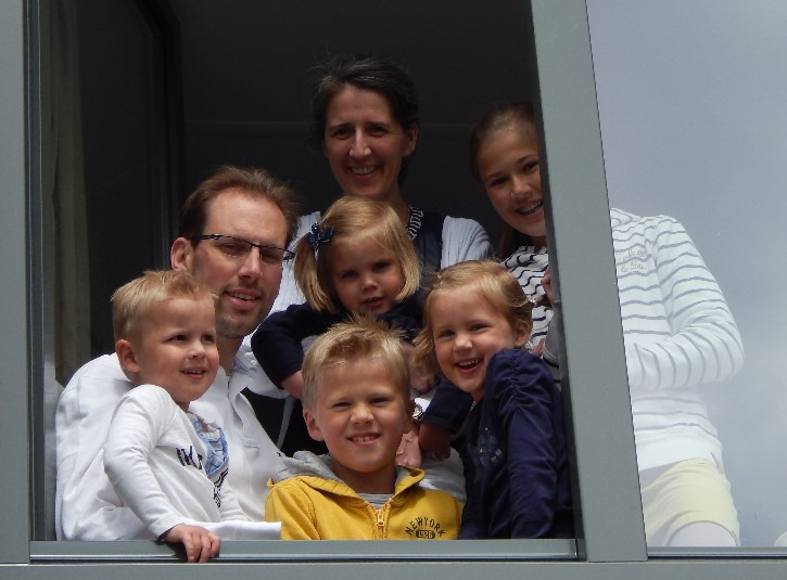 pagina 4 van 7 Klaas Prosman woont sinds 16 april in de nieuwe woning in Uddel. Het bevalt hem en zijn gezin (zijn vrouw en hun vijf kinderen) heel goed.