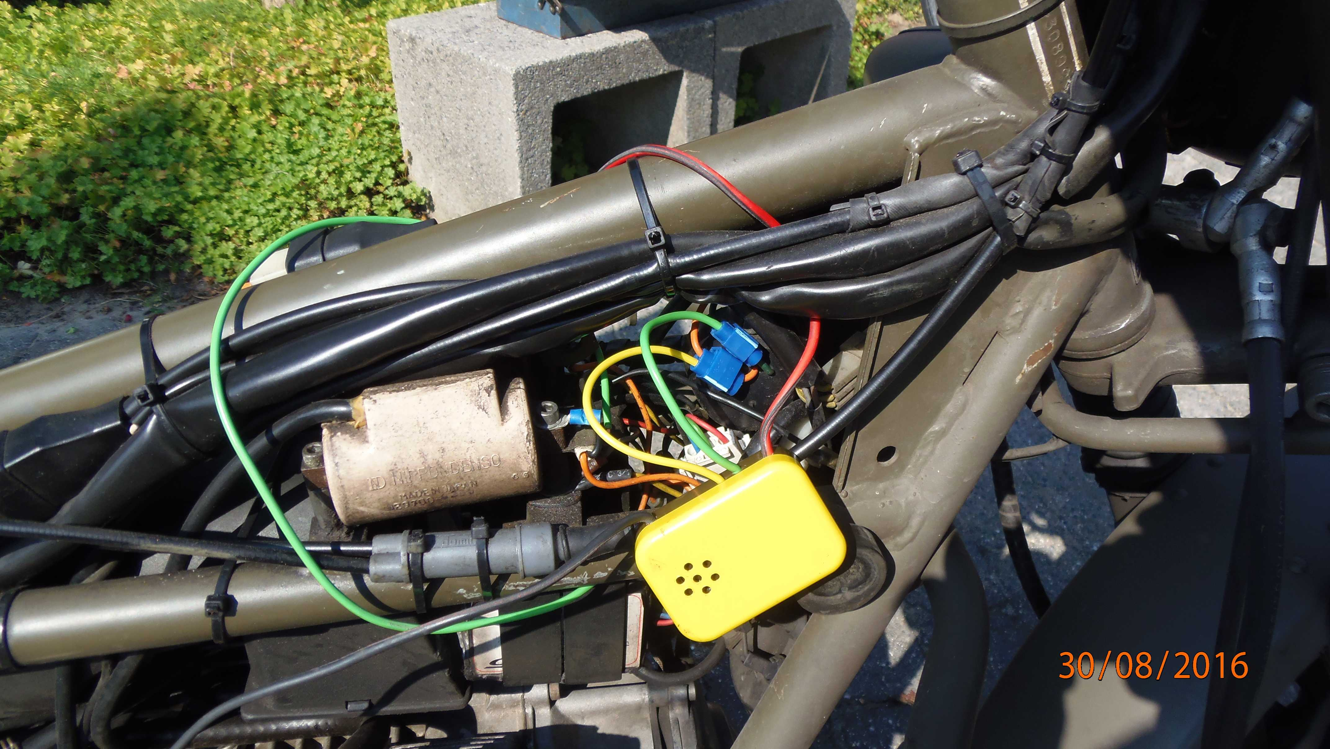 Montage op de motor De groene en de gele draad worden aangesloten op de