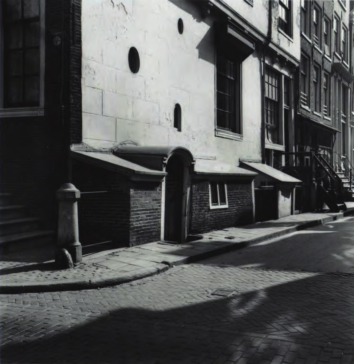 De term pothuis zou ontstaan zijn uit het puthuis, tenminste volgens Boven: Pothuizen Herengracht 77, hoek Korsjespoortsteeg. Niet in beeld is het gesloten pothuis langs de voorgevel.