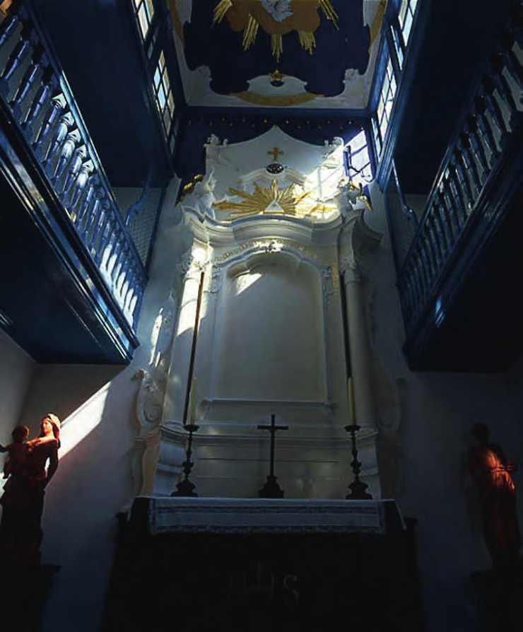Boven: Het kapelletje zoals het uit de restauratie door