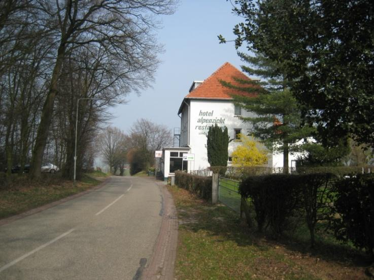 Het object betreft een hotel met bedrijfswoning en aangrenzende percelen. Het hotel bestaat uit 17 kamers en beschikt over een restaurant gedeelte op de begane grond.