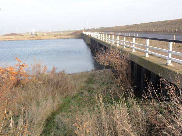 Deze worden digitaal uitgeleverd. 3.2.1 Zijde Grevelingen 3.2.1.1 Stortebed / waterbodem Het stortebed aan de Grevelingenzijde begint gelijk na de vloer voor de spuisluis.