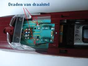 Gebruik voor het wegsnijden een scherp mes en probeer dit zo recht mogelijk af te snijden. Het verlijmen kan met gangbare plasticlijmen worden gedaan.