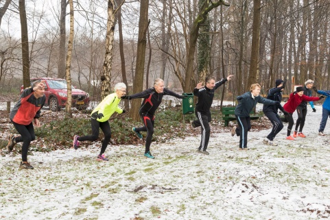 Een kleine 50 leden van onze Skivereniging Fryslân wensen elkaar een voorspoedig en sportief 2017, folle lok, seine en sûnens en luisteren naar het welkomstwoord van onze voorzitter Jellie Bazuin.